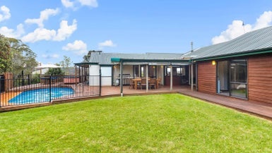 10 Laingfield Terrace, Laingholm, Auckland - Carousel 1