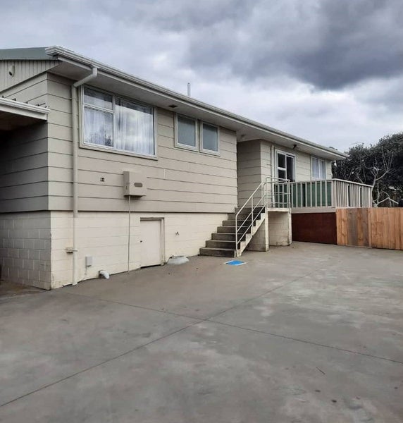 1/84 Greenslade Crescent, Northcote, Auckland - Carousel 1