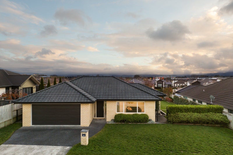 4 Rose Berry Crescent, Flagstaff, Hamilton - Carousel 1