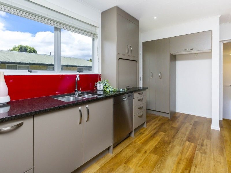 15 Haylock Grove, Totara Park, Upper Hutt - Carousel 2