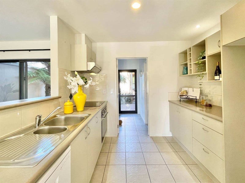 16 Spalding Rise, Golflands, Auckland - Carousel 2