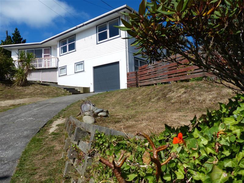 6 Bronwyn Way, Paparangi, Wellington - Carousel 1