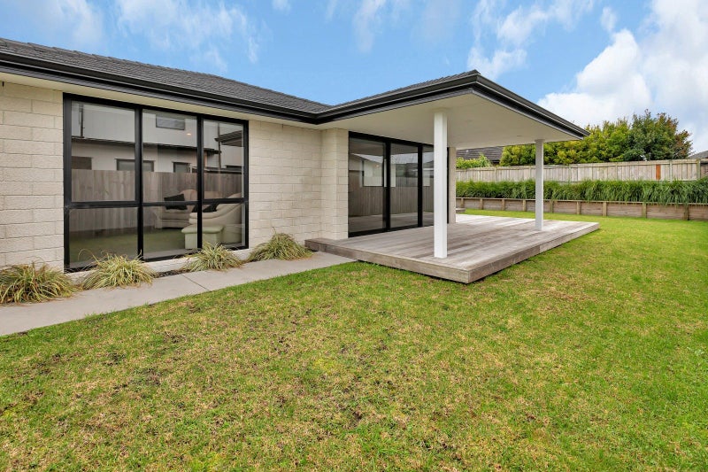 9 Olney Court, One Tree Point - Carousel 1