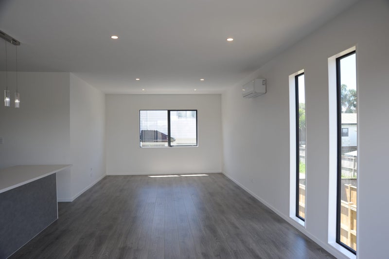 7/11 Oteha Valley Road, Northcross, Auckland - Carousel 2