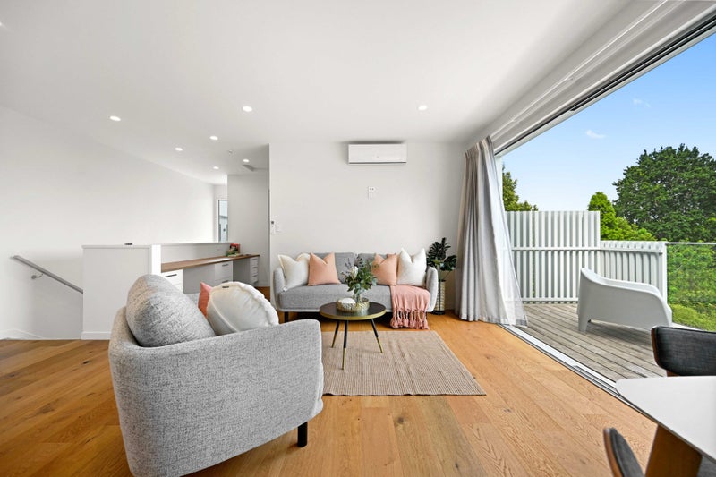 4/24 Pickering Crescent, Chedworth, Hamilton - Carousel 2