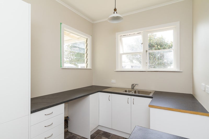 4 Riddlers Crescent, Petone, Lower Hutt - Carousel 2