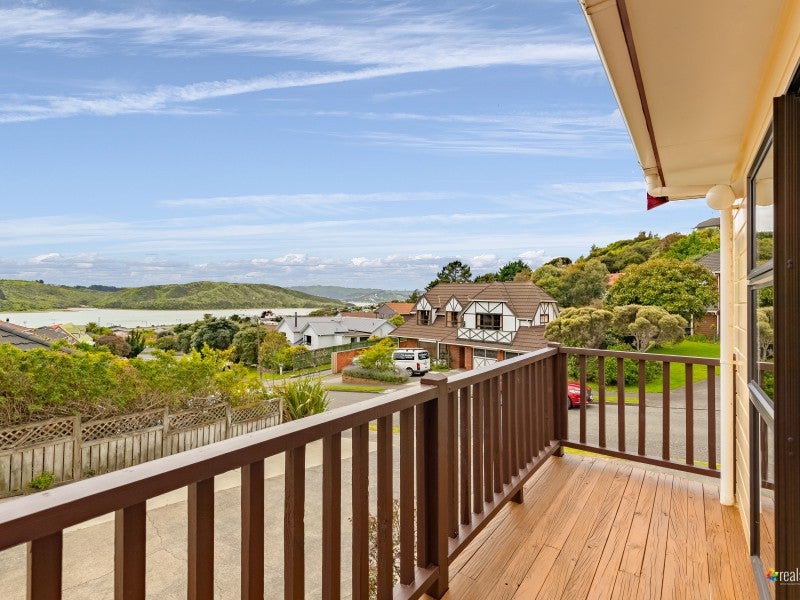16 Kinnel Grove, Papakowhai, Porirua - Carousel 1