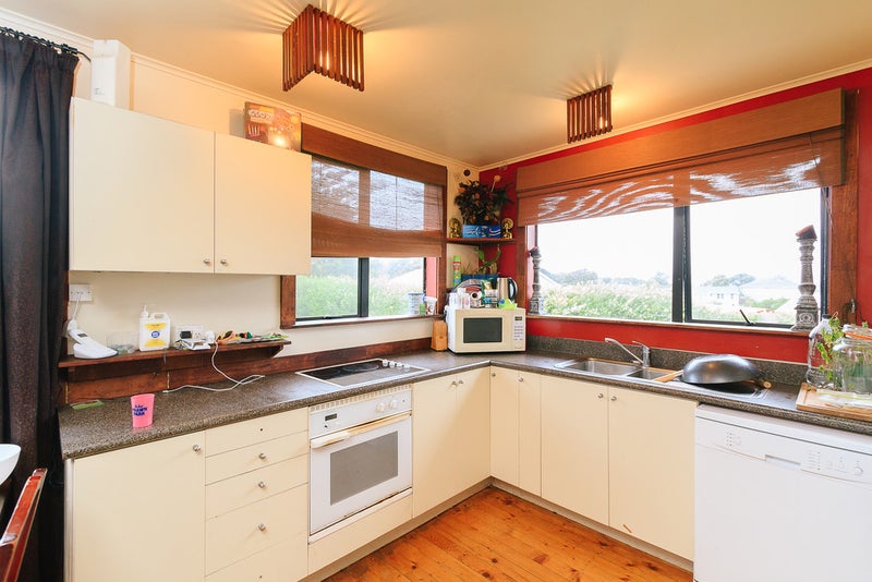 5 Pikarere Street, Titahi Bay, Porirua - Carousel 2