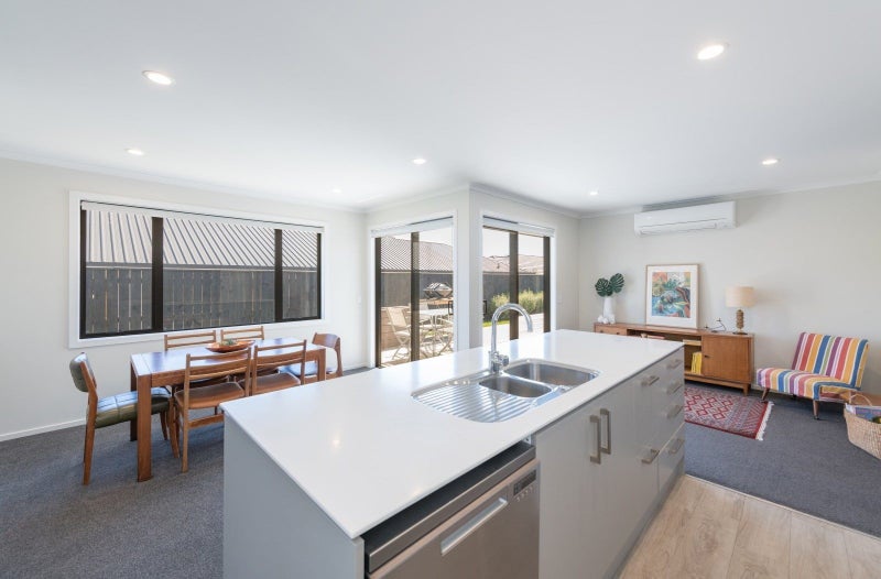 6 Cupola Crescent, Richmond, Richmond - Carousel 2