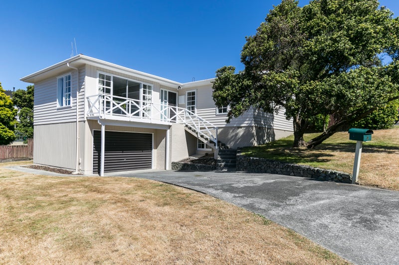 4 Greyfriars Crescent, Tawa, Wellington - Carousel 1