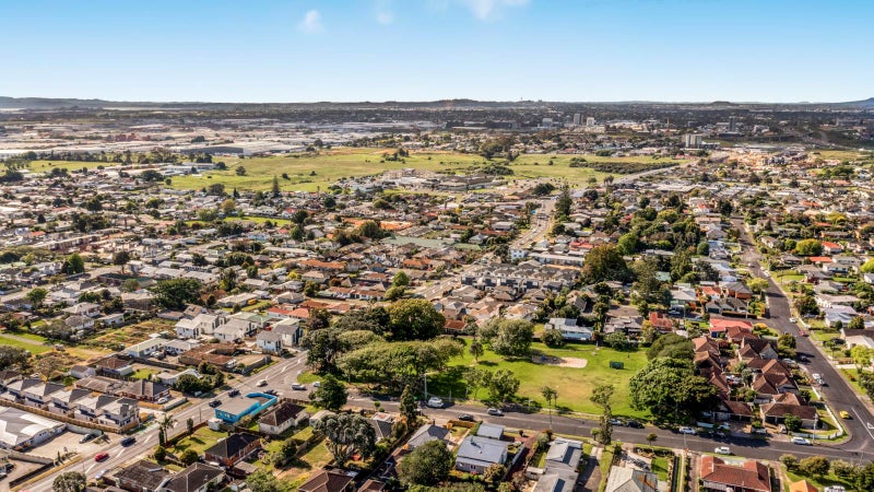 1/3A Grande Vue Road, Hillpark, Auckland - Carousel 1