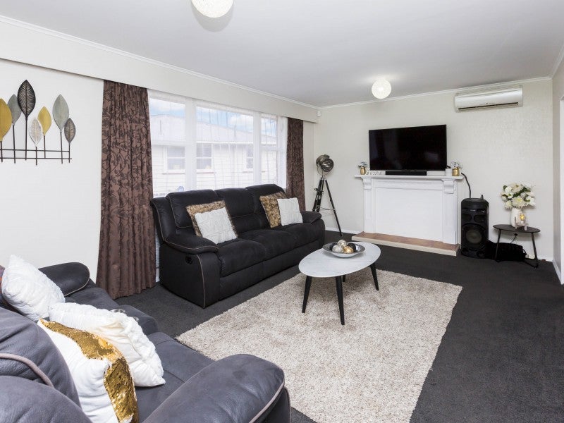 9 Oregon Drive, Maoribank, Upper Hutt - Carousel 1