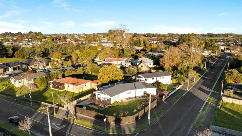 2 Mabian Crescent, Deanwell, Hamilton - Carousel 22