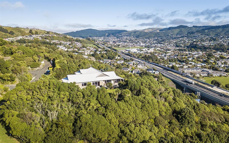 4 Rangatira Road, Tawa, Wellington - Carousel 2