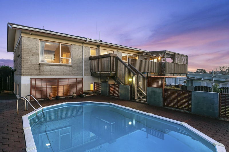 25 Cyclarama Crescent, Massey, Auckland - Carousel 31