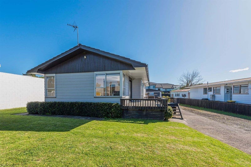 4 Pipitea Place, Massey, Auckland - Carousel 1