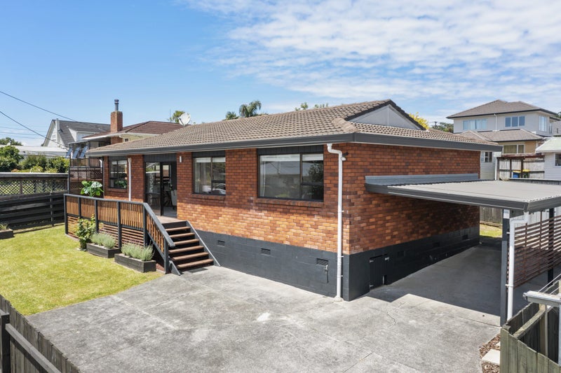 2/10 Bishop Street, Green Bay, Auckland - Carousel 1