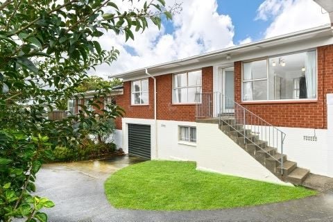 2/17 Quebec Road, Milford, Auckland - Carousel 1