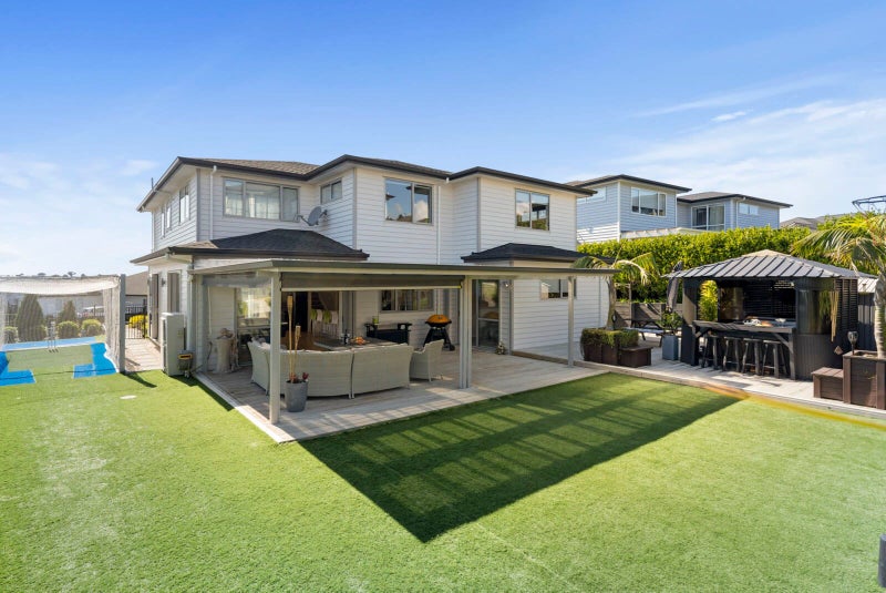 13 Eastview Crescent, Stanmore Bay, Whangaparaoa - Carousel 1