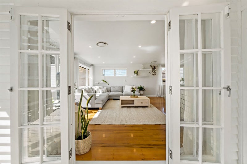 15 Waione Avenue, Te Atatu Peninsula, Auckland - Carousel 1