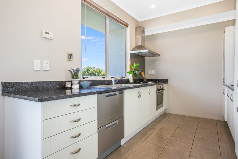 16 Cedarwood Street, Woodridge, Wellington - Carousel 2