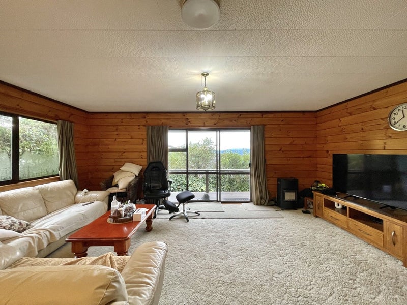 21B Fernhaven Grove, Newlands, Wellington - Carousel 2