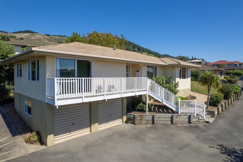 27 Idesia Grove, Richmond - Carousel 2