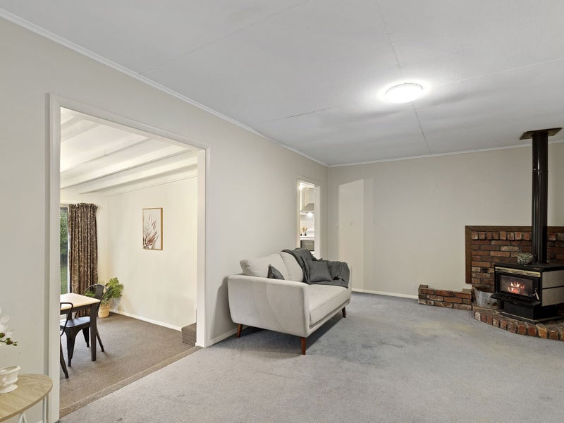 18 Longfellow Street, Trentham, Upper Hutt - Carousel 2