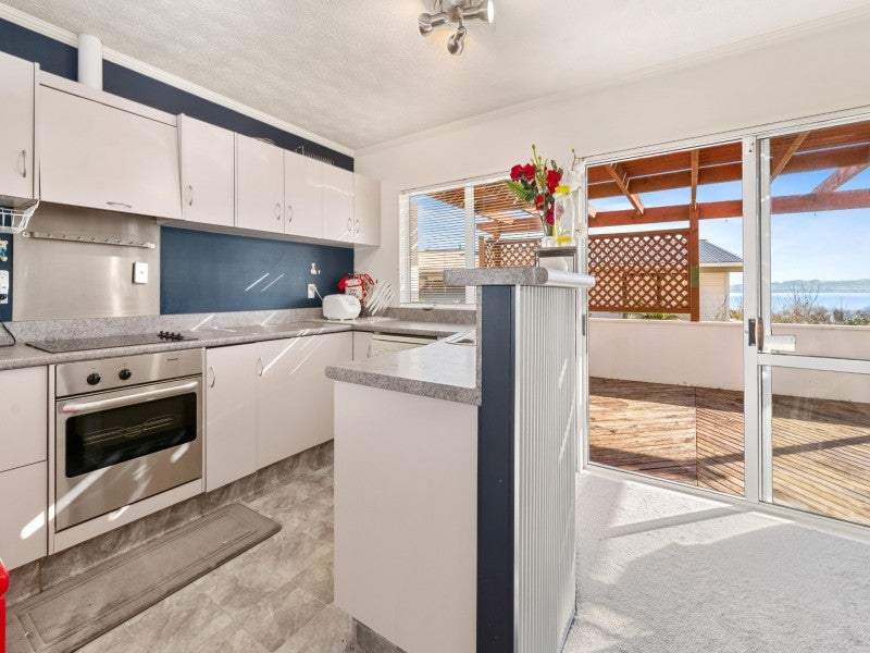 12 Aquarius Drive, Kawaha Point, Rotorua - Carousel 2