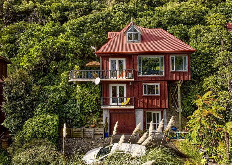 8D Tawa Street, Eastbourne, Lower Hutt - Carousel 1