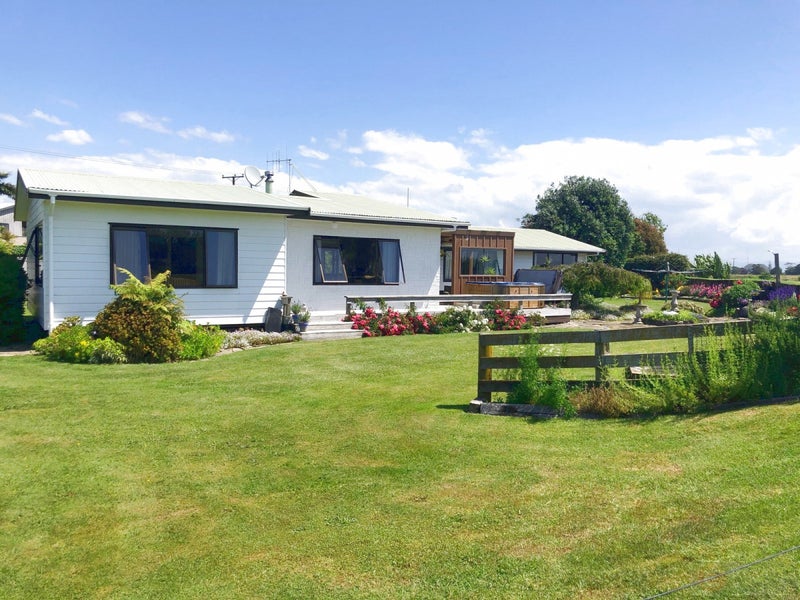 26 East Bank Road, Thornton - Carousel 30