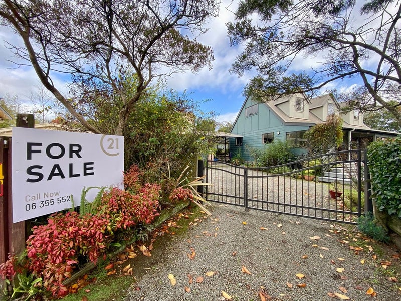 8 Escort Grove, Awapuni, Palmerston North - Carousel 1