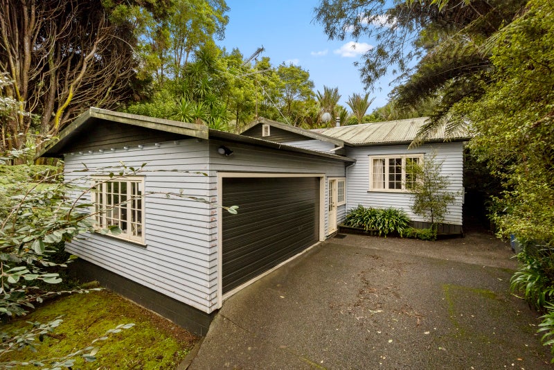 139 Woodlands Park Road, Titirangi, Auckland - Carousel 1