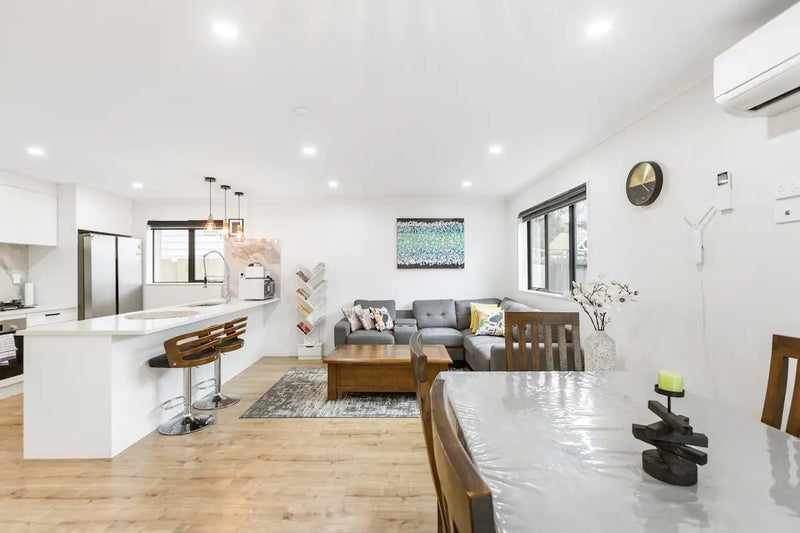 8B Lynette Place, Mangere, Auckland - Carousel 1