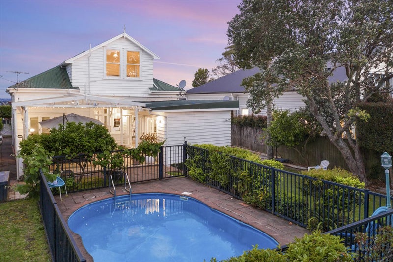 7 Tui Glen Road, Birkenhead, Auckland - Carousel 1