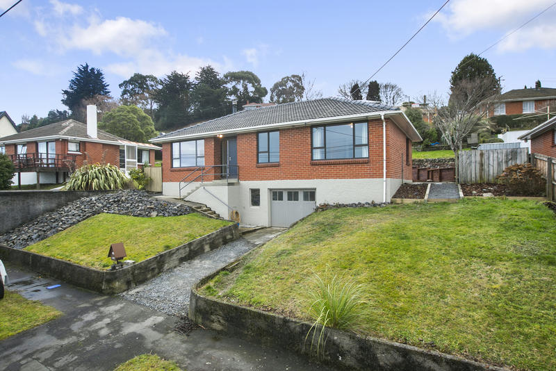 15 Waldron Crescent, Green Island, Dunedin - Carousel 1