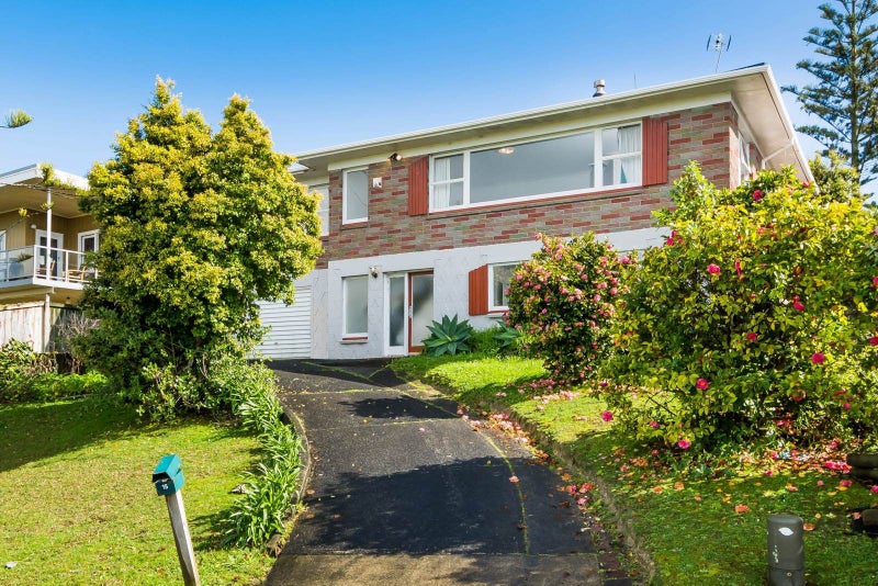 15 Martin Crescent, Northcote, Auckland - Carousel 1