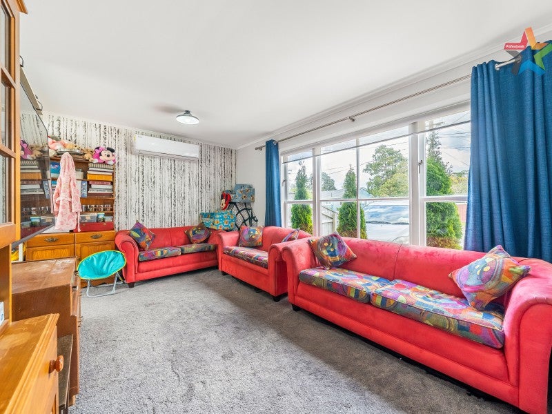 7 Whakataki Grove, Waiwhetu, Lower Hutt - Carousel 2