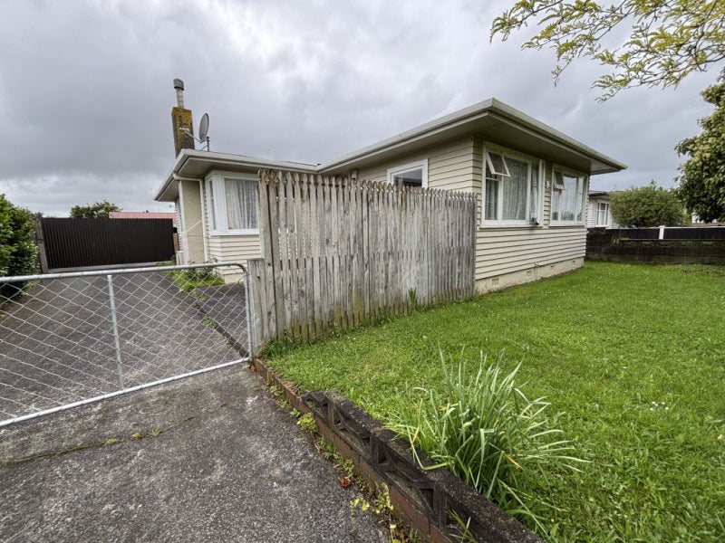 8 Stephens Crescent, Highbury, Palmerston North - Carousel 1