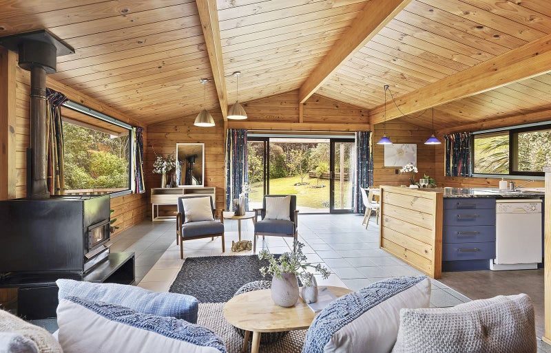 72 Gordon Road, Plimmerton, Porirua - Carousel 2