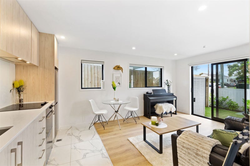 87A Beach Road, Te Atatū Peninsula, Auckland - Carousel 2