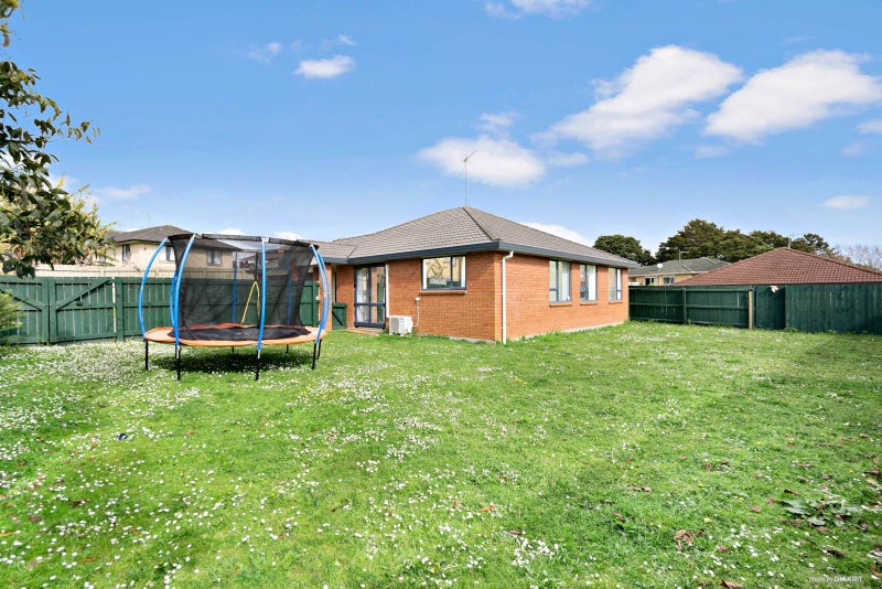15 Loughinisland Place, Weymouth, Auckland - Carousel 2