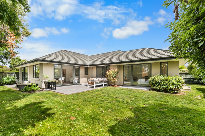 15 Harrys Way, Redwood, Christchurch - Carousel 1