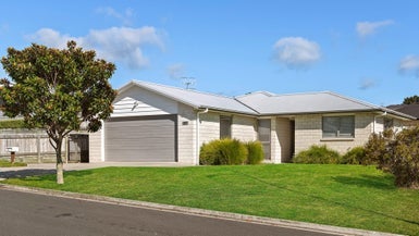 47 Fairfax Crescent, Pyes Pa, Tauranga - Carousel 1