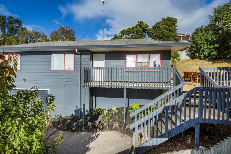 9 Helicon Place, Totara Vale, Auckland - Carousel 1