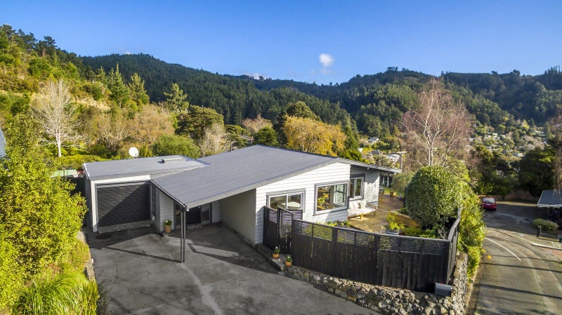 2 Hobbit Lane, Pinehaven, Upper Hutt - Carousel 1