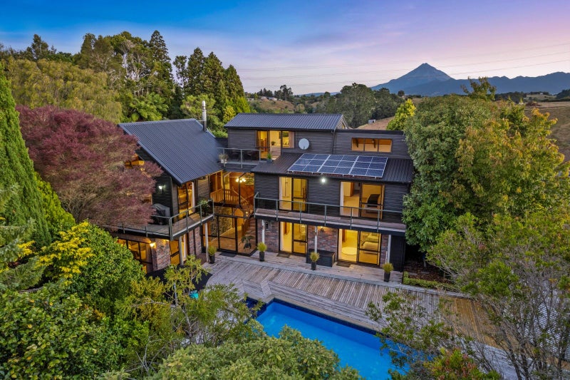 12 Ridgewood Drive, Ridgewood, New Plymouth - Carousel 1