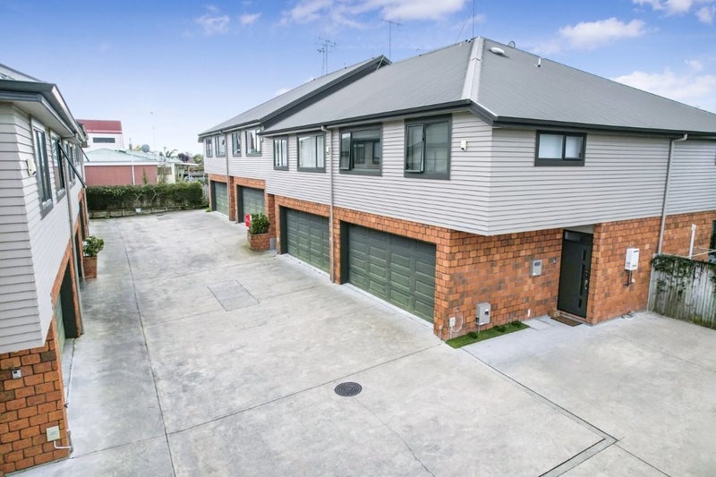 12C Kelvin Place, Hamilton East, Hamilton - Carousel 1