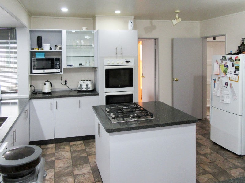 323 Aberdeen Road, Gisborne, Gisborne - Carousel 2