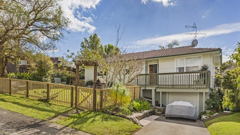 36 Judkins Crescent, Cockle Bay, Auckland - Carousel 1